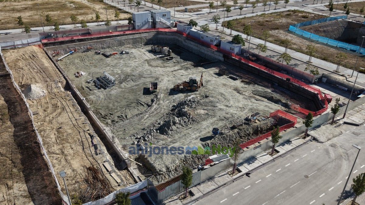 Fotos aéreas de Los Ahijones: fondo del vaciado con acopios de ferralla y tierras — 10 octubre 2026